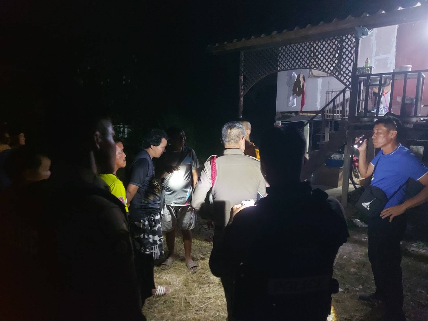 สลด! อดีตสามีบุกพังบ้านอดีตภรรยา พี่ชายกับเพื่อนบ้านเข้าห้าม ถูกแทงดับ 1 เจ็บ 1