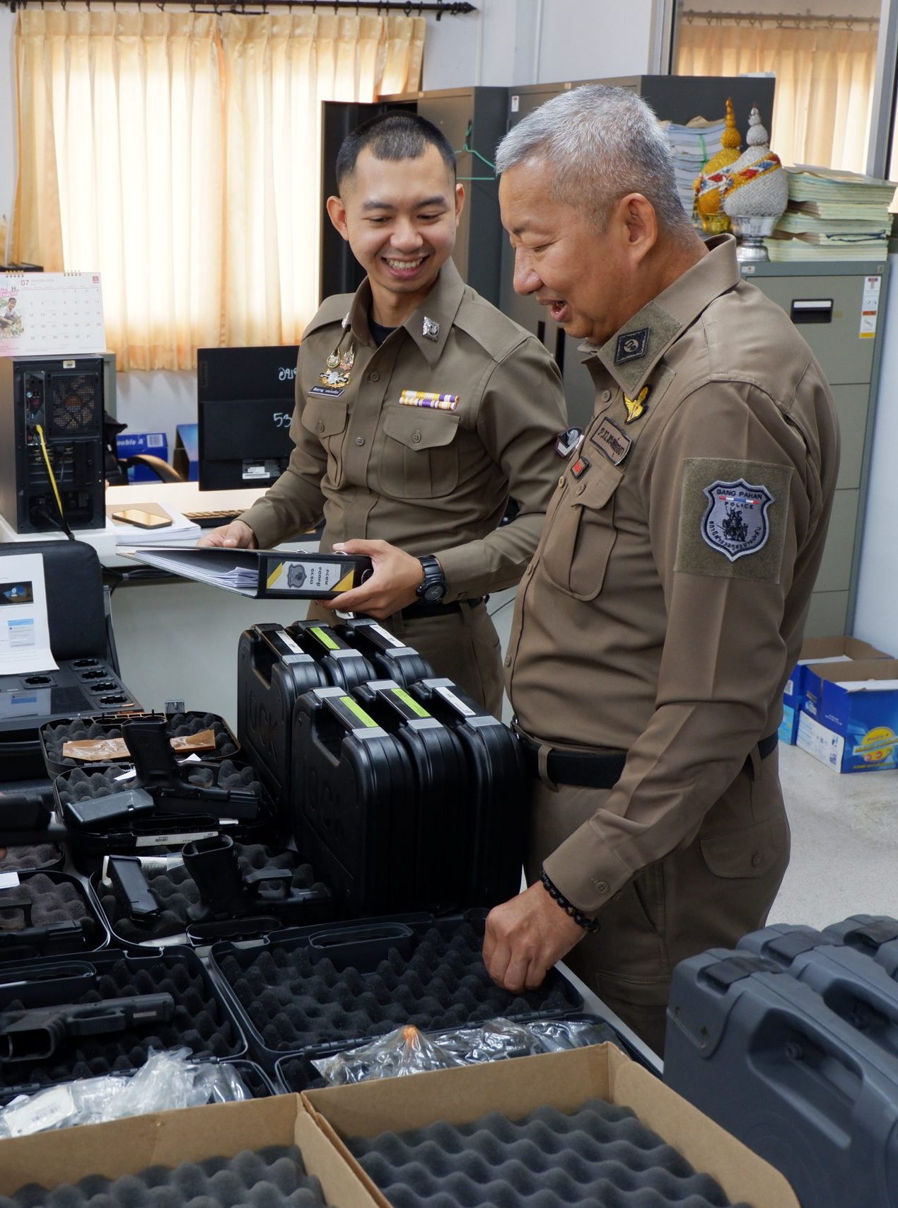 ตรวจคลังอาวุธและยุทโธปกรณ์…