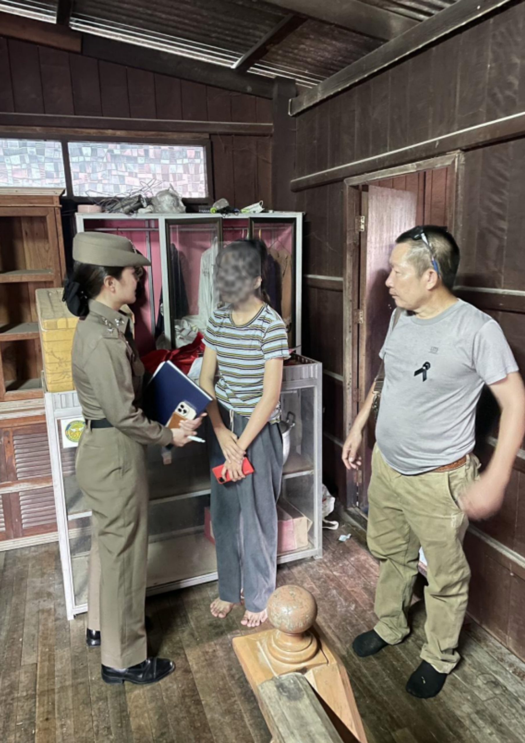 หญิงคว้ามีดแทงอกสามีเจ็บสาหัส…
