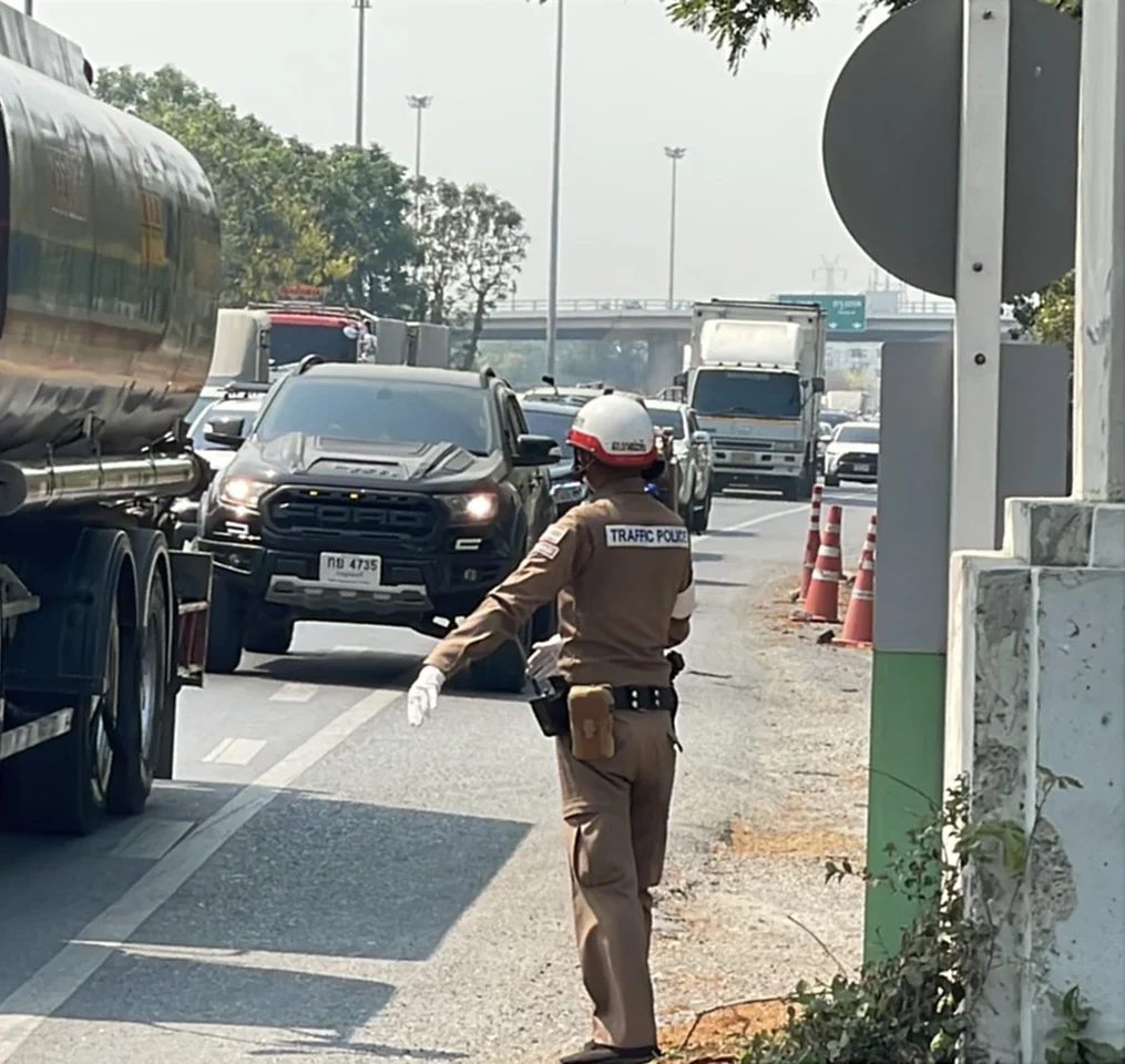 ชื่นชมตำรวจจราจร อำนวยความสะดวกประชาชนช่วงเทศกาลสงกรานต์